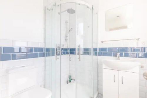 Salle de bains dans l'établissement Charming 4BD House with Private Garden - Tooting