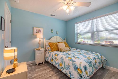um quarto azul com uma cama e uma janela em SEA STAR em Indian Harbour Beach