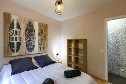 - une chambre avec un lit et une grande peinture murale dans l'établissement Villa Rodolphe 4, à Le Pian-Médoc