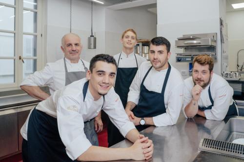um grupo de chefs de pé em uma cozinha em Boutique Hotel Villa Giulia em Valmadrera