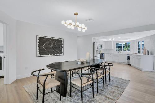 Galeriebild der Unterkunft Serene Pool & Spa Home near Beaches & Downtown in Fort Myers