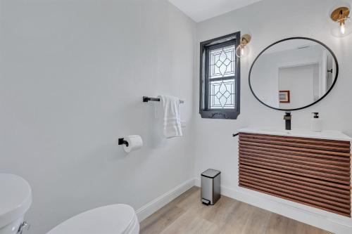 ein Badezimmer mit Waschbecken und Spiegel in der Unterkunft Serene Pool & Spa Home near Beaches & Downtown in Fort Myers