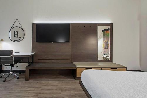 Uma TV ou centro de entretenimento em Wingate by Wyndham Macon I-75