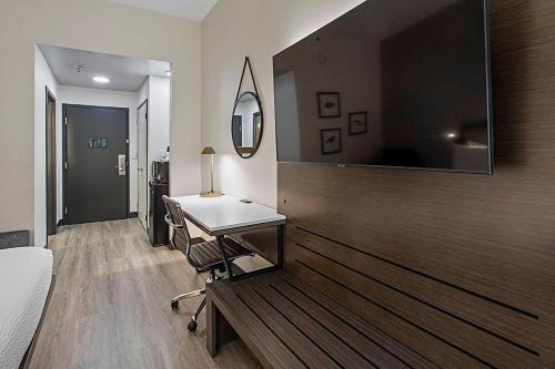 Uma TV ou centro de entretenimento em Wingate by Wyndham Macon I-75