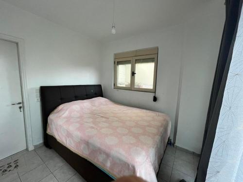 a small bedroom with a bed with a pink blanket at Malamo in Ambelón