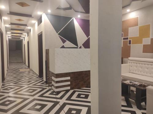 een hal met een tegelvloer en een muur met geometrische patronen bij HOTEL EAGLE TOP 1 in Mysore