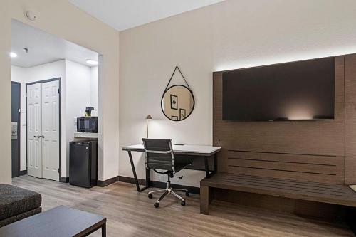 Uma TV ou centro de entretenimento em Wingate by Wyndham Macon I-75