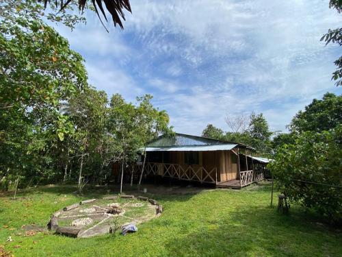 un edificio en un campo con césped en YAKU lodge & camping en Padre Cocha