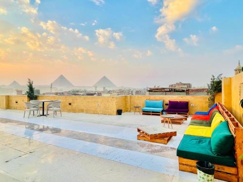 uma vista das pirâmides do telhado de uma casa em Palm Pyramids View INN no Cairo