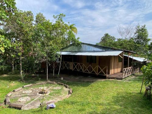 Κήπος έξω από το YAKU lodge & camping