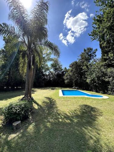 Casa con pileta y amplio parque, a 200mts de la laguna