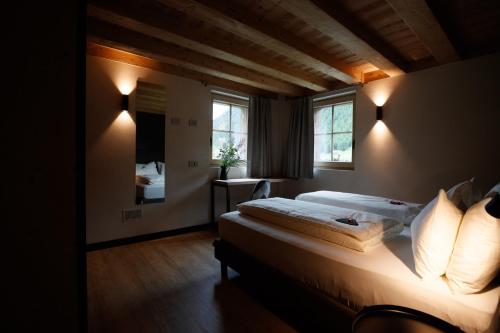 um quarto com uma cama grande e almofadas brancas em Snow Villa Genf with Spa em Livigno