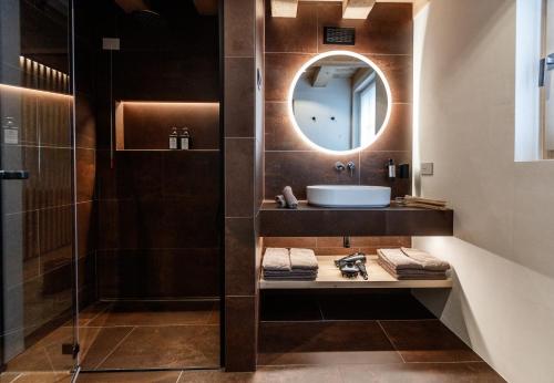 uma casa de banho com um lavatório e um chuveiro em Snow Villa Genf with Spa em Livigno