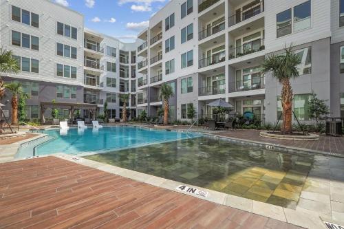 ein Bild eines Pools in einem Apartmentkomplex in der Unterkunft ELUXE @ Riveroaks in Houston