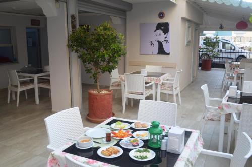un tavolo con piatti di cibo sopra di Mostar Hotel a Ayvalık