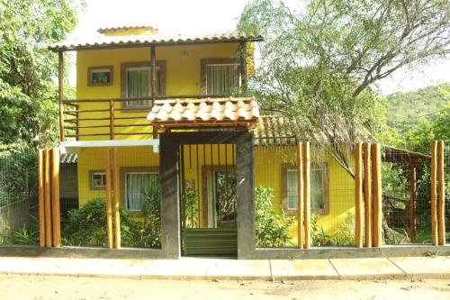 uma casa amarela com um portão em frente em Casa Néctar em Lençóis