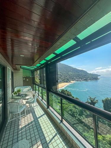 a balcony of a house with a view of the ocean at Apartamento no Porto Real Resort com vista espetacular p/ 6 adultos e 4 adolescentes in Mangaratiba