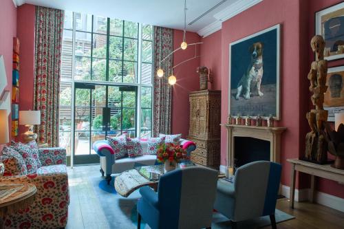 Ruang duduk di Crosby Street Hotel