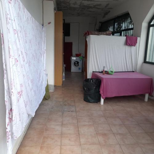 a room with a table with a pink table cloth at Rosa di Calabria in Bovalino Marina