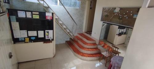 un conjunto de escaleras en un edificio con vestíbulo en Hostal El Auténtico Diamante, en Quito