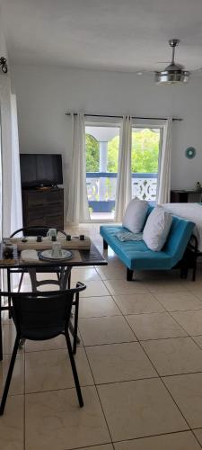 Posezení v ubytování Villa Serenity by the Water- one bedroom Water View Suite