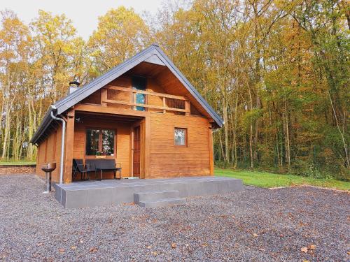 una piccola cabina nel bosco con tavolo di Le refuge du KL a Bomal