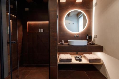 uma casa de banho com um lavatório e um espelho em Sun Villa Genf with Spa em Livigno