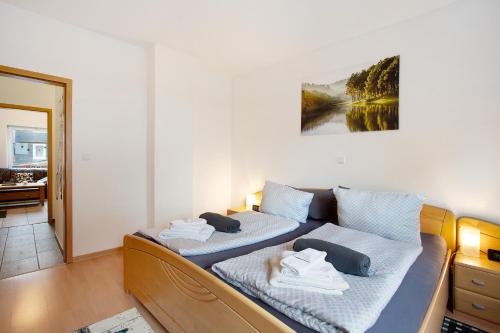 uma sala de estar com duas camas num quarto em Kirsten's Hike n Bike Ferienwohnung em Schmallenberg