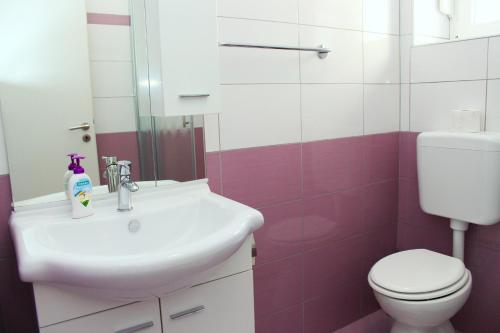 Bilik mandi di Apartments Palma