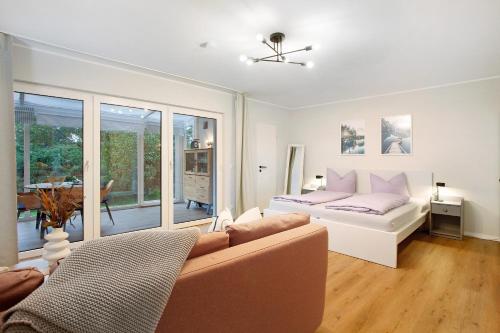 una sala de estar con una cama y un sofá en Ferienwohnung Bergwiese, en Schmallenberg