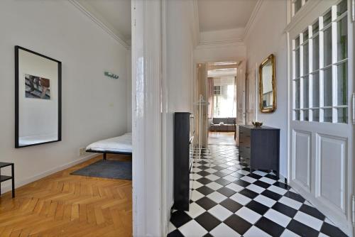 een hal met een zwart-wit geruite vloer bij Budape Apartman House 10 in Boedapest