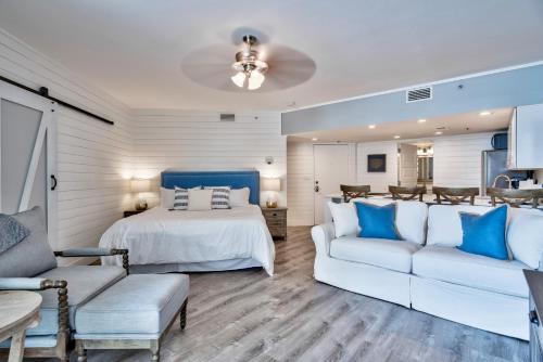 um quarto com uma cama e 2 sofás brancos em East Pass Towers 111 - Fabulous Studio on Holiday Isle em Destin