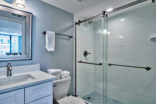 een badkamer met een douche, een toilet en een wastafel bij East Pass Towers 111 - Fabulous Studio on Holiday Isle in Destin