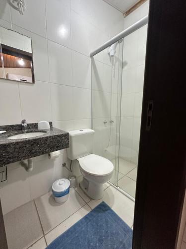 グアルダ・ド・エンバウーにあるNascer Do Sol Suitesのトイレとガラスのシャワー付きのバスルーム