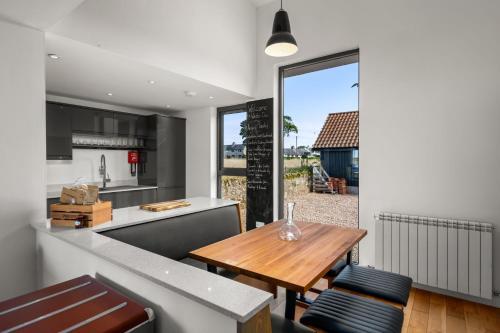 een keuken en eetkamer met een houten tafel bij Wester Den in Arbroath