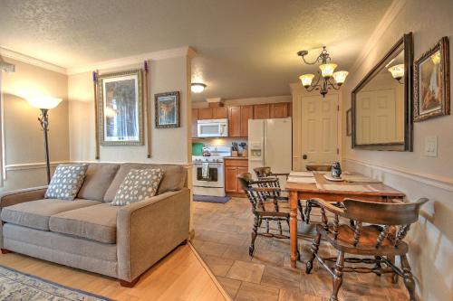 sala de estar con sofá y mesa en Yellowstone Gateway Inn, en Gardiner