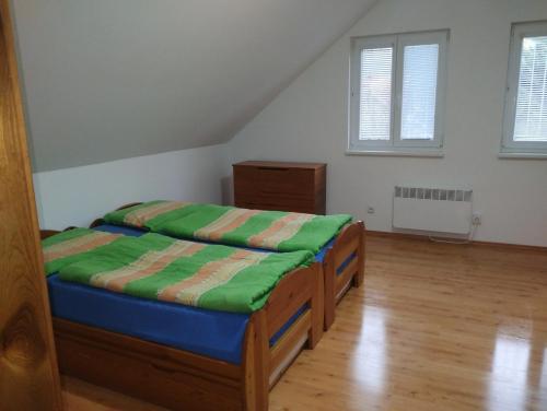 sypialnia z 2 łóżkami w pokoju w obiekcie Chalupa Mária w Tierchowej
