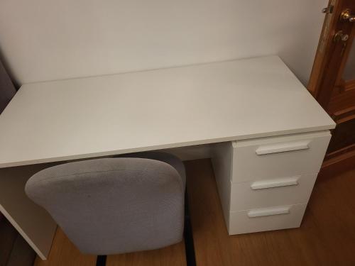 a white desk with a chair next to a drawer at Maison d'ozoir in Ozoir-la-Ferrière