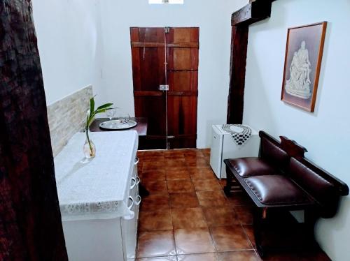 ein Wohnzimmer mit einem Tisch und einem Stuhl in der Unterkunft Villavera - Caragua Centro in Caraguatatuba