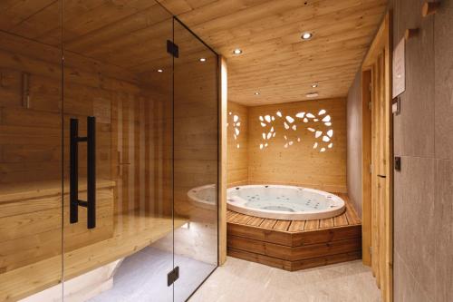 una sauna con vasca in una parete di legno di Chalet Bio Corti Spa 4 personnes a Champagny-en-Vanoise