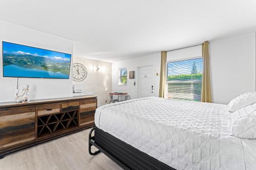 Katil atau katil-katil dalam bilik di Steps From The Beach-all Renovated Studio Unit #3