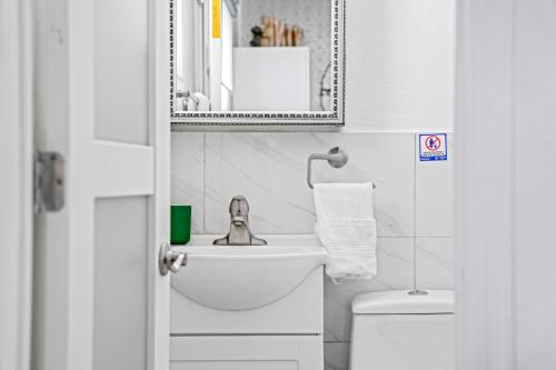 Bilik mandi di Steps From The Beach-all Renovated Studio Unit #3