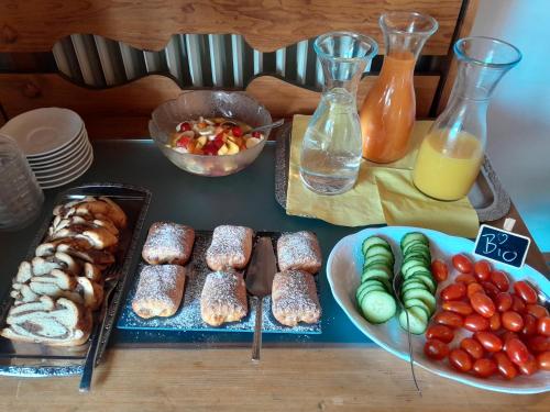 una tavola con vassoio di diversi tipi di alimenti di Gästehaus Zunterer a Wallgau