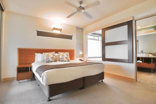 una camera con un letto e una grande finestra di 3 Bedroom Penthouse Ocean views 7504 a Noosa Heads
