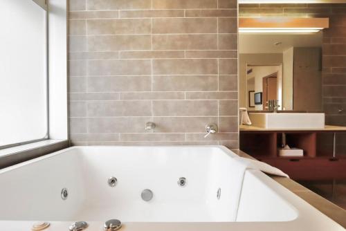un bagno con grande vasca bianca di 3 Bedroom Penthouse Ocean views 7504 a Noosa Heads