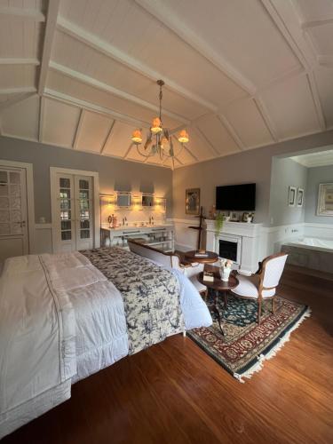a large bedroom with a bed and a table at La Belle Provence in Itaipava