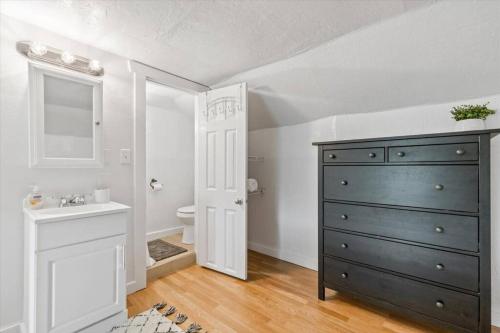 een badkamer met een zwarte dressoir en een wastafel bij Unit 8: Lovely updated apartment! in Billings