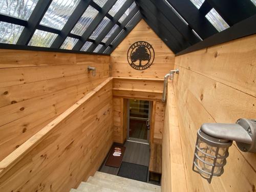 Cabaña con paredes de madera y techo en Vermont Mirror House en Guilford