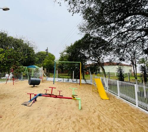 um parque vazio com uma gangorra e balanços em Rancho do Sossego em Ponta Porã