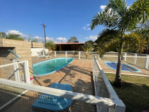 einen Pool im Garten mit Palmen in der Unterkunft Rancho do Sossego in Ponta Porã